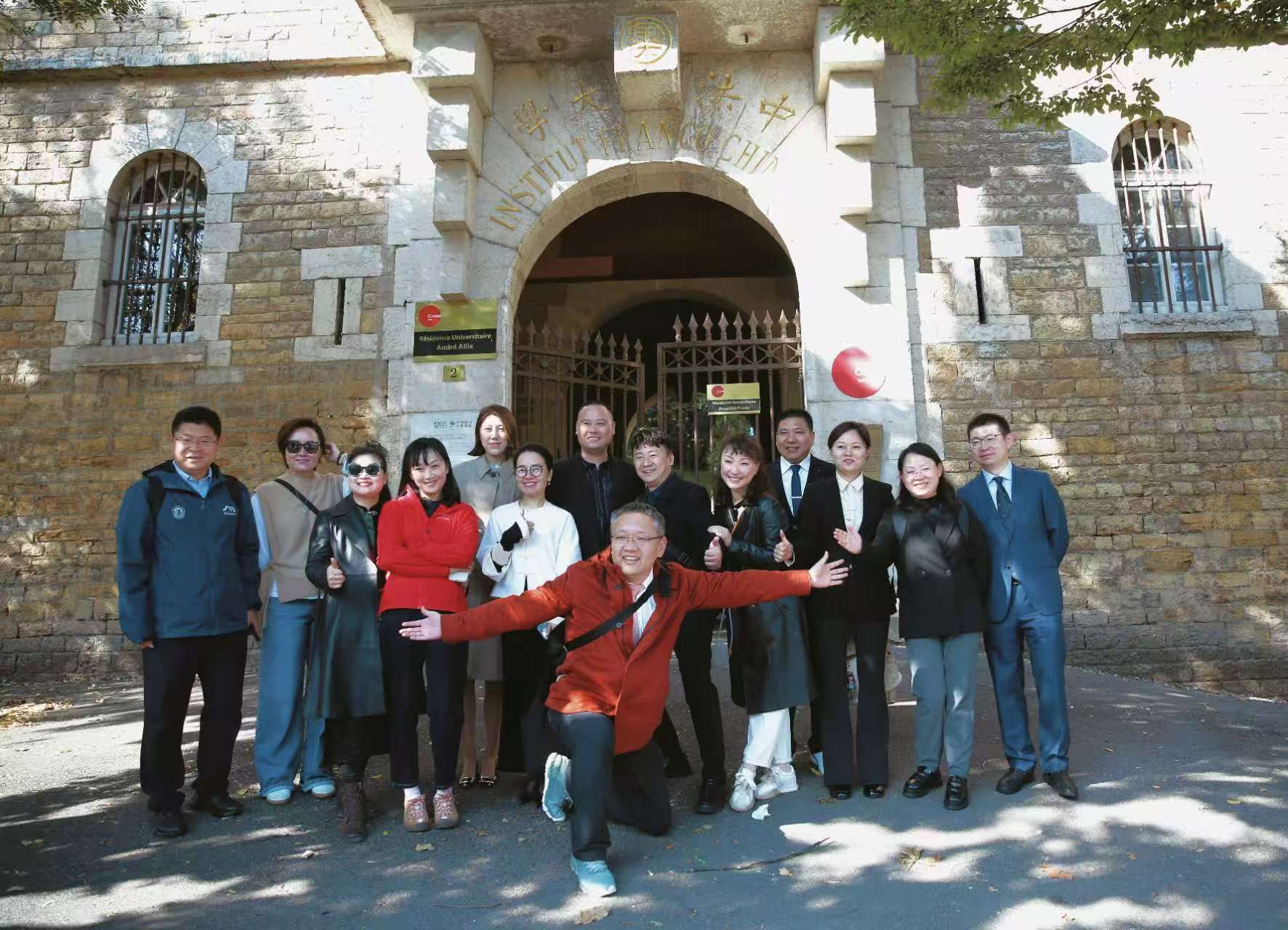 组织学生参访中法大学.jpg