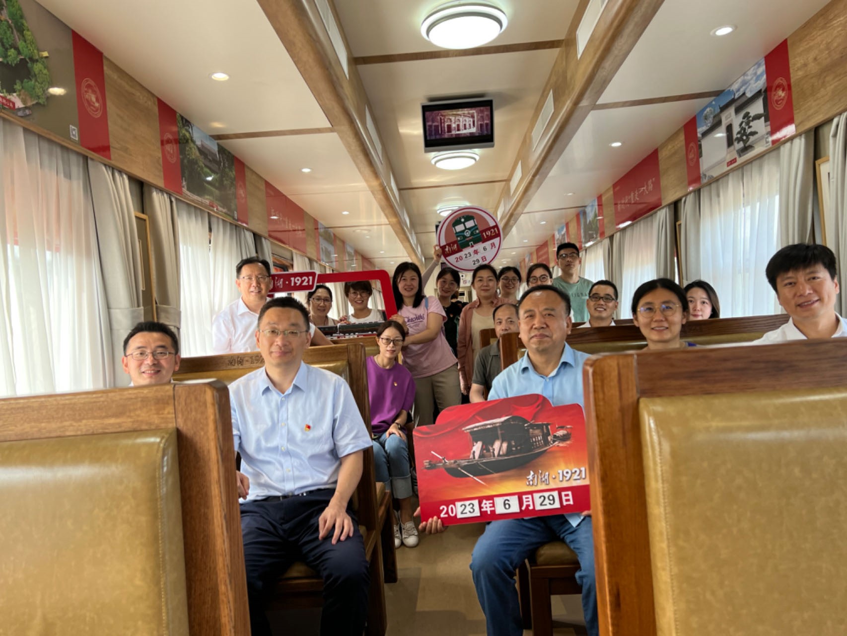 新时代“重走一大路” 传承红船精神——理学院党委中心组暨支部书记学习班开展主题党日活动-上海大学