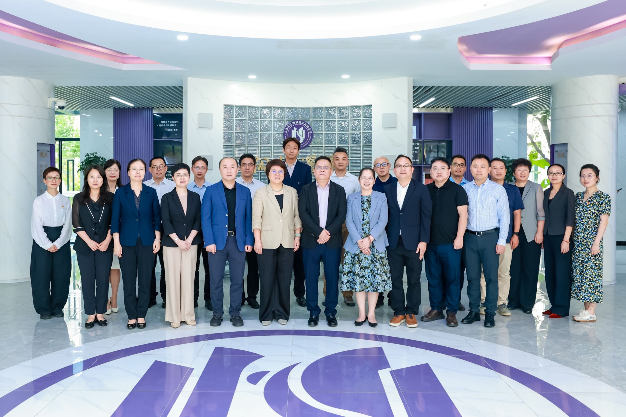 上海大学嘉定基础教育集团签约仪式(合影).jpeg 上海大学嘉定基础教育集团签约仪式(合影).jpeg