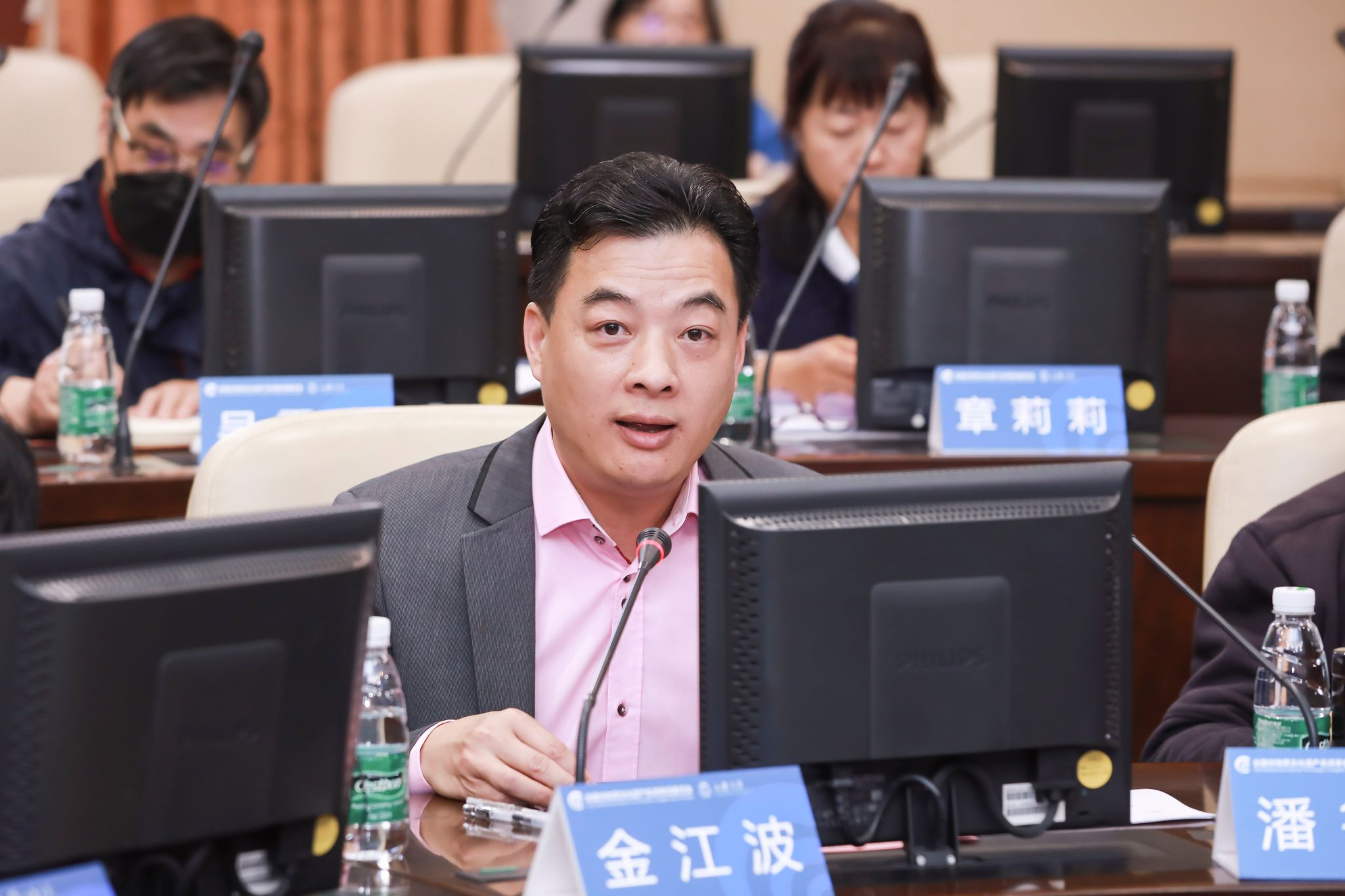 上海大学上海美术学院执行院长、全国非遗名词委委员金江波教授代为宣读文化和旅游部非物质文化遗产司王晨阳司长的贺信.jpg 上海大学上海美术学院执行院长、全国非遗名词委委员金江波教授代为宣读文化和旅游部非物质文化遗产司王晨阳司长的贺信.jpg