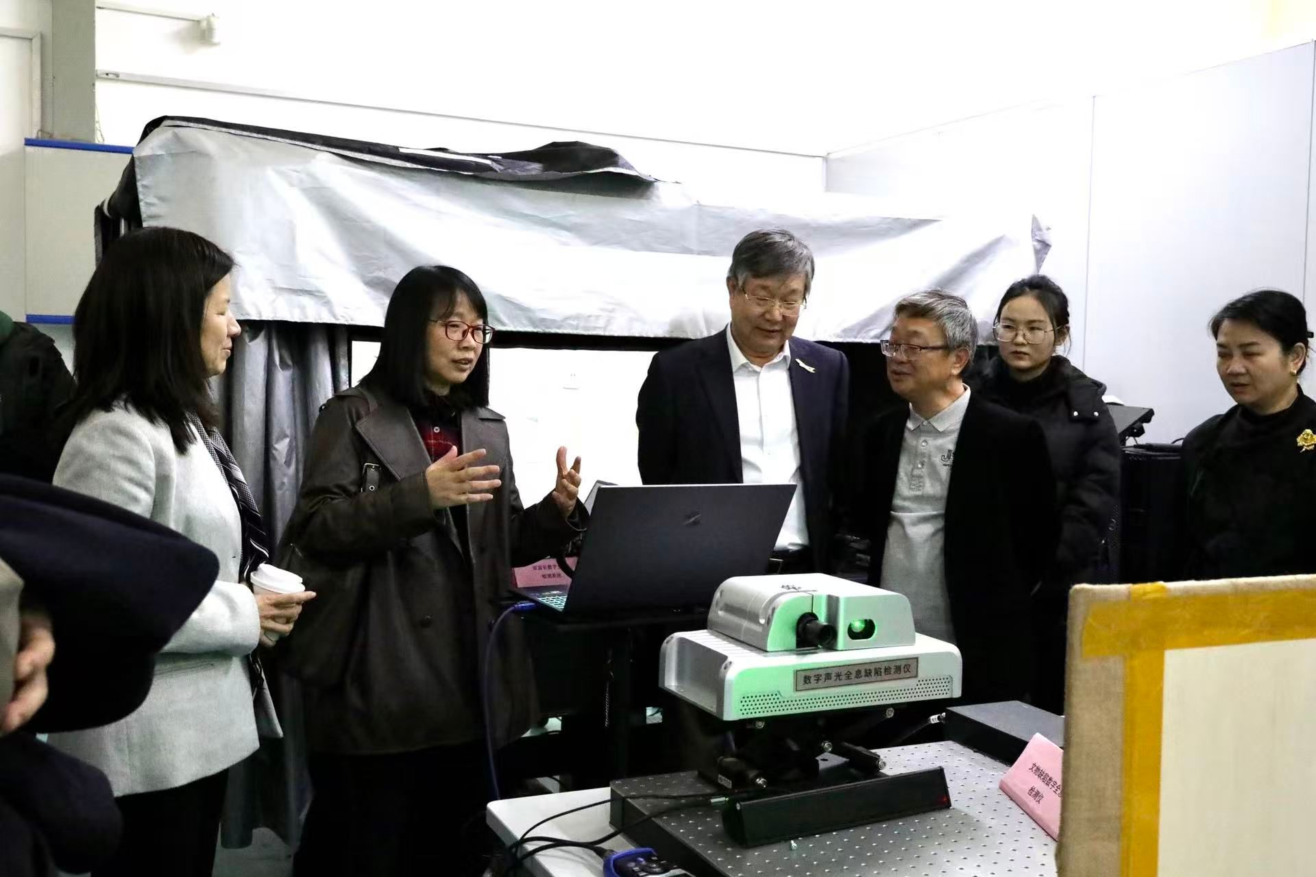 实验室考察.jpg 实验室考察.jpg